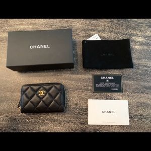 AUTHENTIC CHANEL Classic Zipped Purse